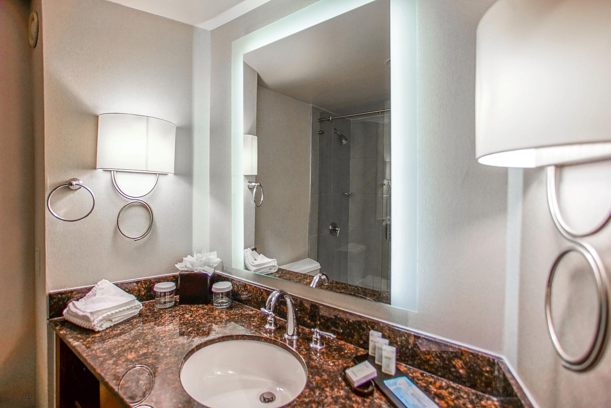 Ramada By Wyndham Southfield Hotell Exteriör bild